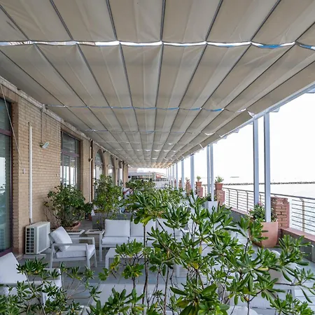Centro Congressi Polo Nautico 4*
