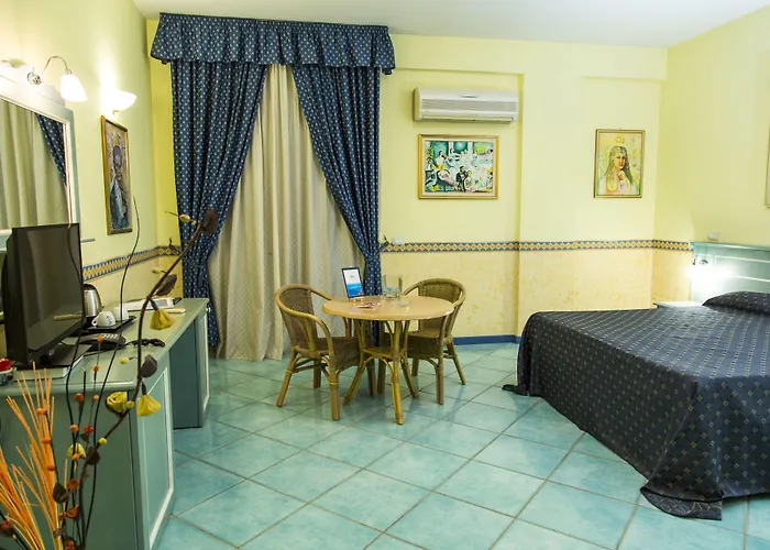 波罗那奥缇科中央会议酒店 酒店